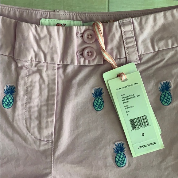Vineyard Vines 2 1/2 inch inseam pineapple shorts! - Picture 2 of 3